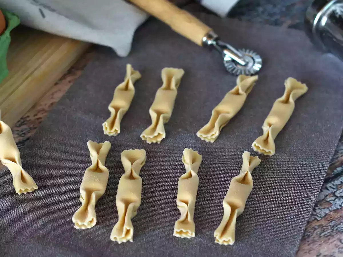 Caramelle, ravioli w kształcie cukierków z nadzieniem z dyni i ricotty - zdjęcie 2