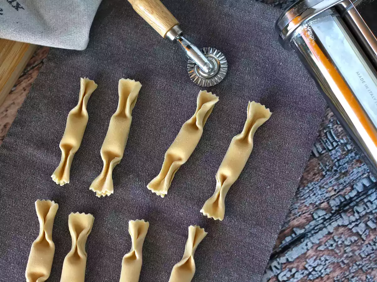 Caramelle, ravioli w kształcie cukierków z nadzieniem z dyni i ricotty - zdjęcie 5
