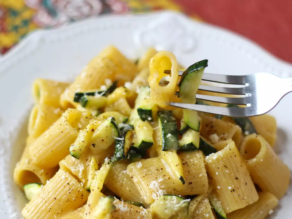 Carbonara z cukinii: łatwy w przygotowaniu wegetariański przepis - zdjęcie 2