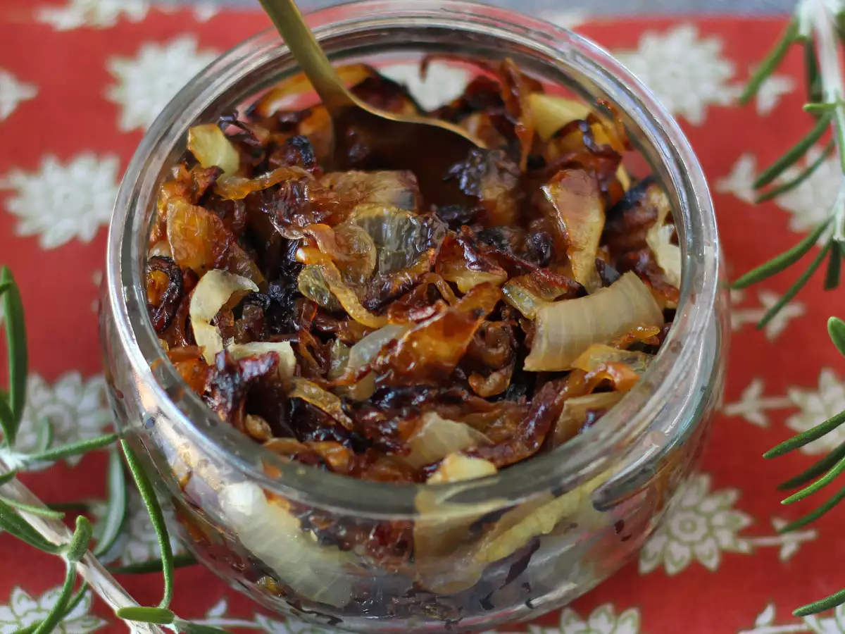 Cebula confit: prosty, elegancki dodatek do mięs i serów