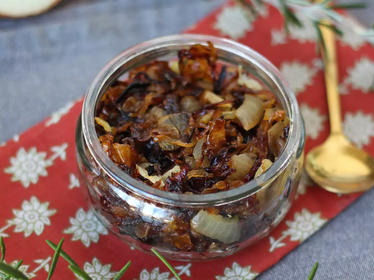 Cebula confit: prosty, elegancki dodatek do mięs i serów - zdjęcie 2