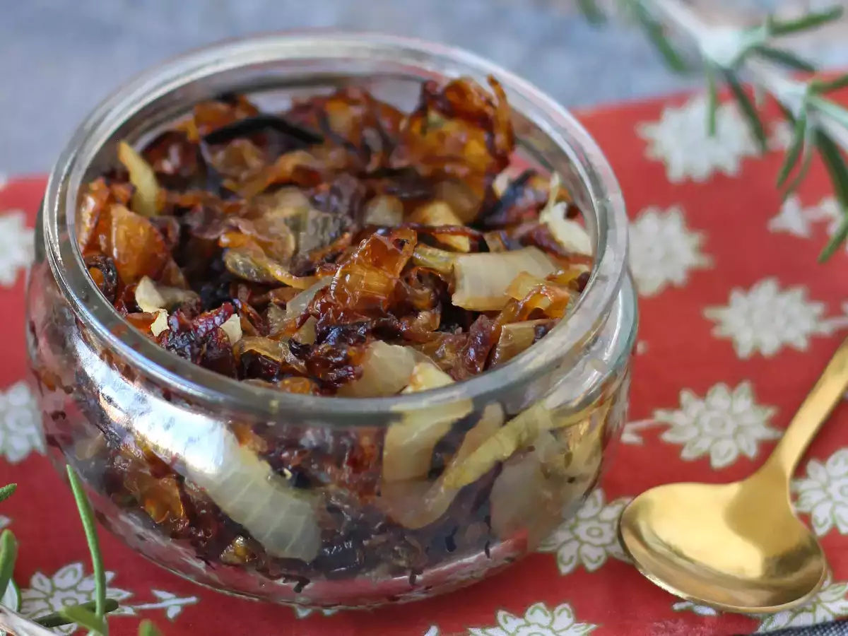 Cebula confit: prosty, elegancki dodatek do mięs i serów - zdjęcie 3