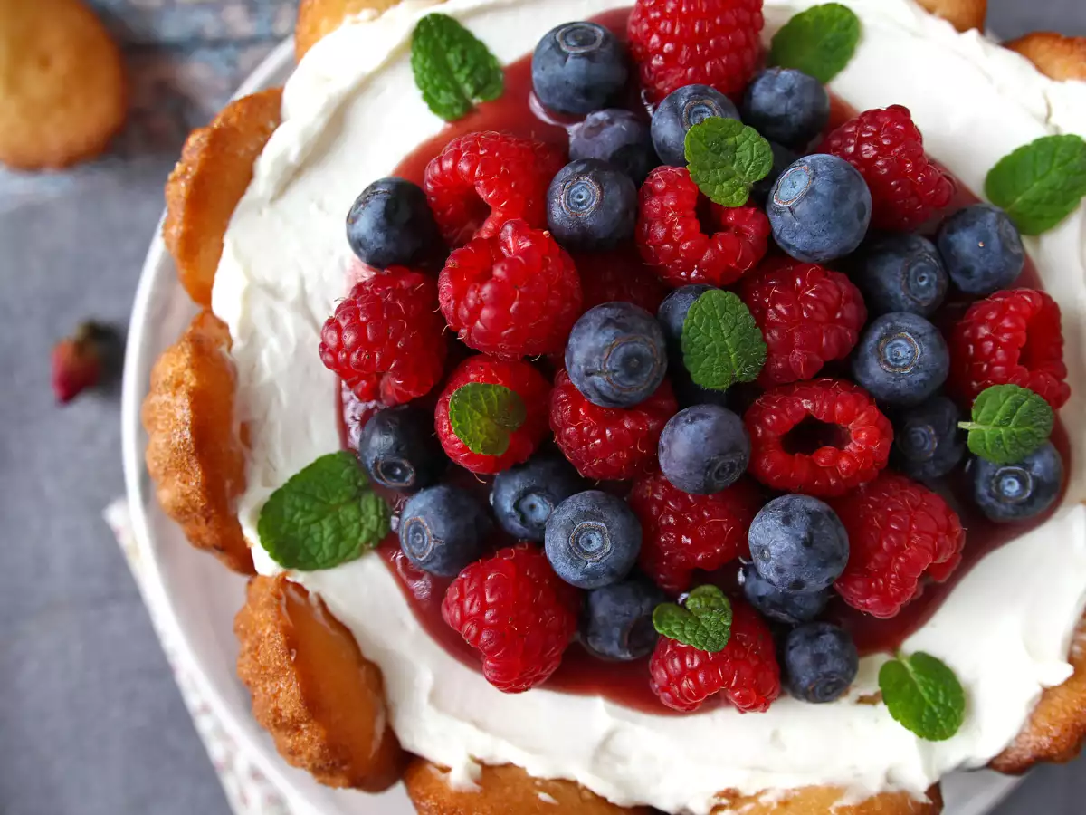 Charlotte z czerwonych owoców z madeleines - zdjęcie 2