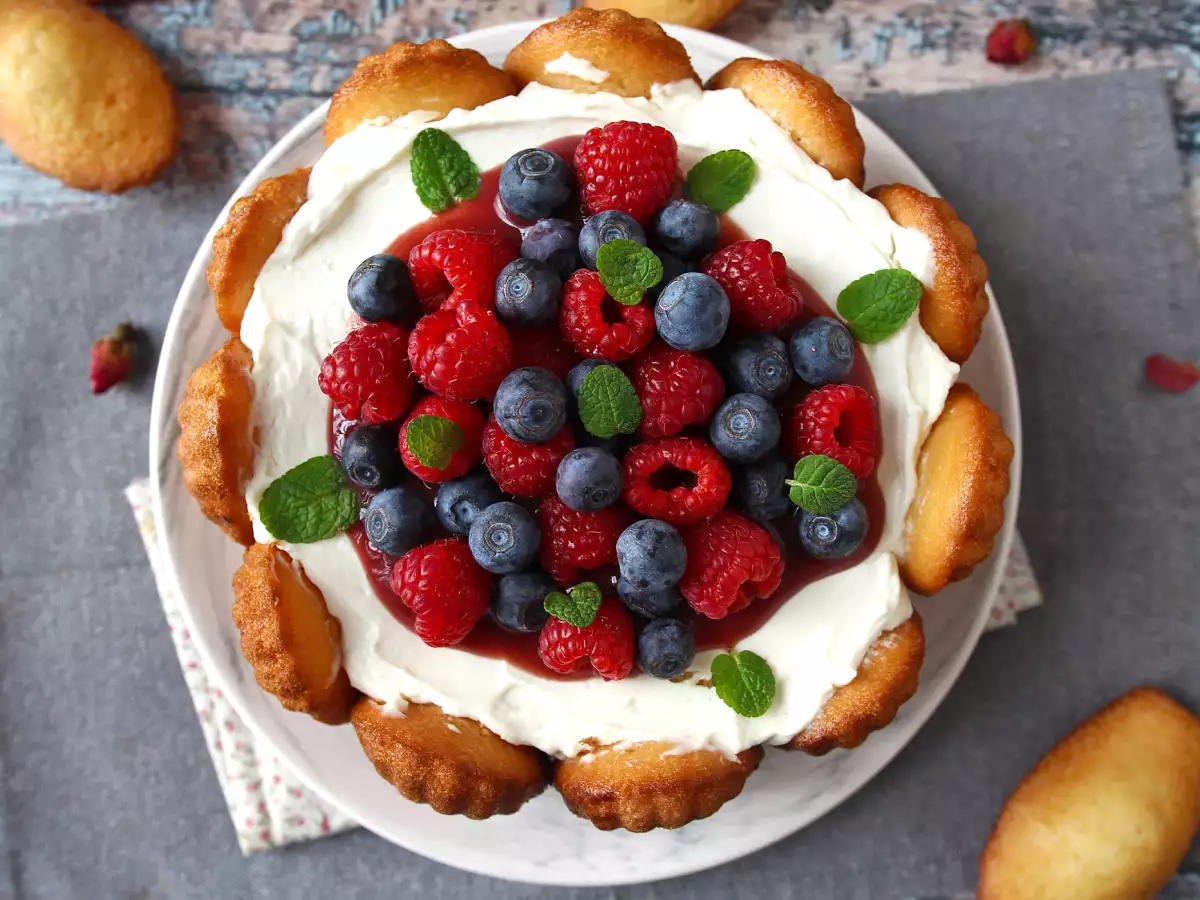 Charlotte z czerwonych owoców z madeleines - zdjęcie 5