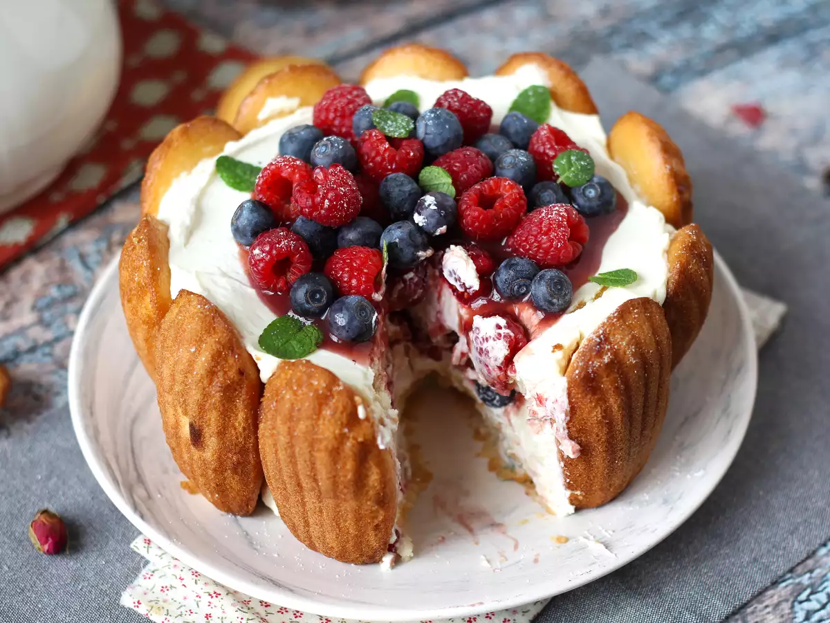 Charlotte z czerwonych owoców z madeleines - zdjęcie 8