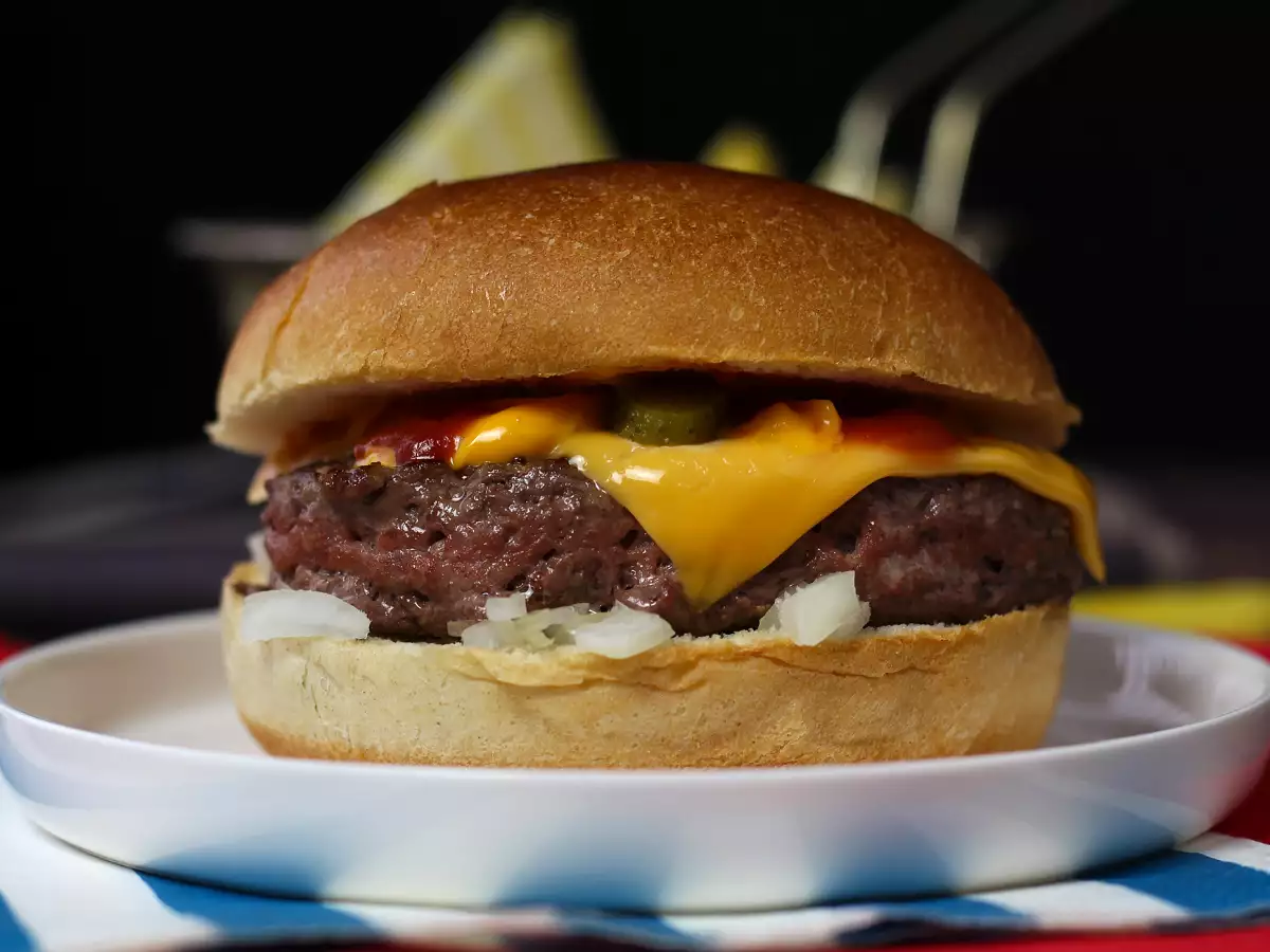 Cheeseburger – słynny burger, który wszyscy kochają!