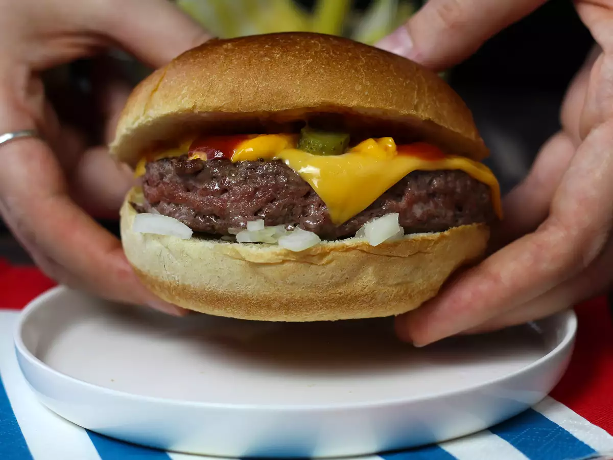 Cheeseburger – słynny burger, który wszyscy kochają! - zdjęcie 2