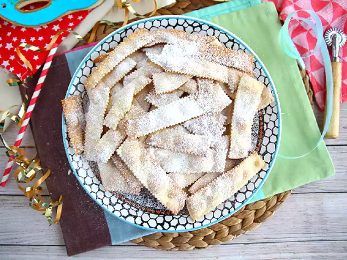 Chiacchiere di carnevale - włoskie pieczone bugnes
