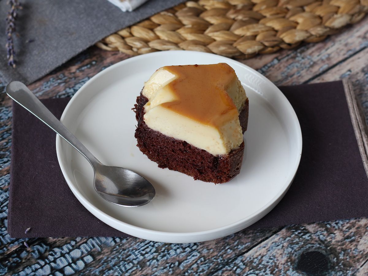Choco flan, idealne połączenie wilgotnego ciasta czekoladowego i waniliowo-karmelowego flanu.