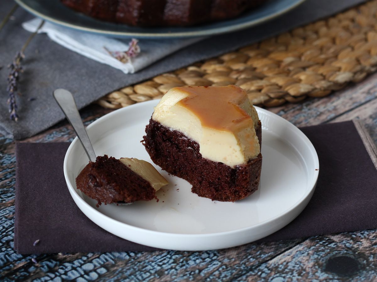 Choco flan, idealne połączenie wilgotnego ciasta czekoladowego i waniliowo-karmelowego flanu. - zdjęcie 3