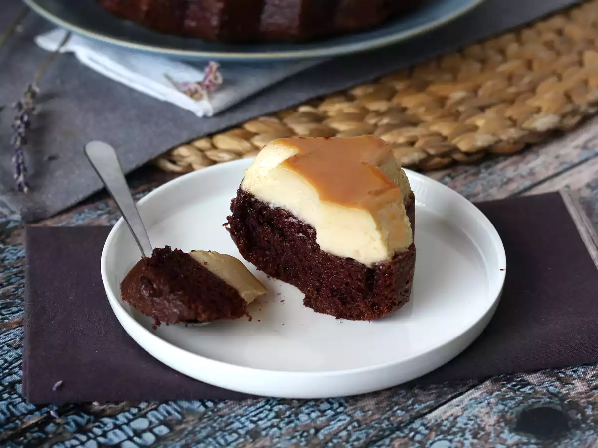 Choco flan, idealne połączenie wilgotnego ciasta czekoladowego i waniliowo-karmelowego flanu. - zdjęcie 3