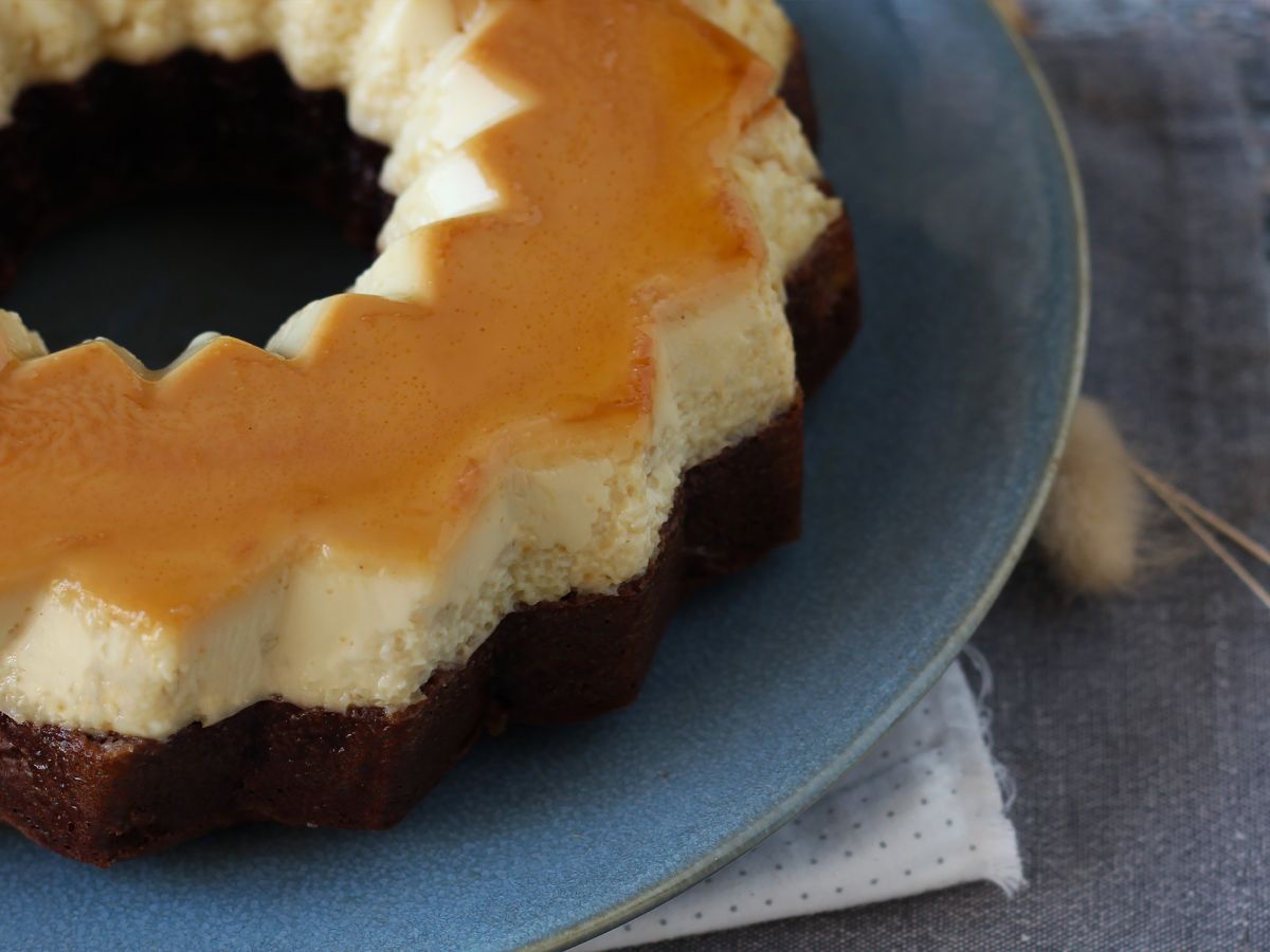 Choco flan, idealne połączenie wilgotnego ciasta czekoladowego i waniliowo-karmelowego flanu. - zdjęcie 4