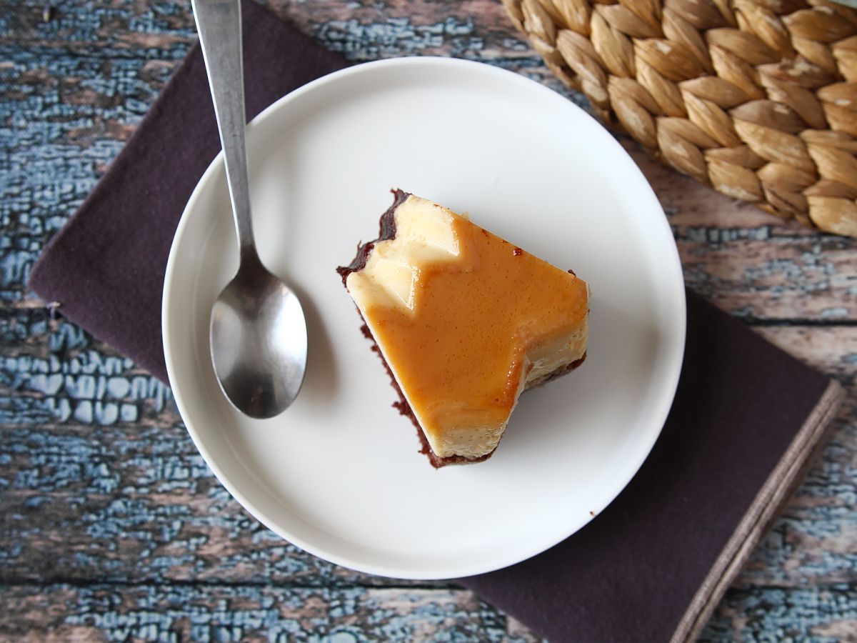 Choco flan, idealne połączenie wilgotnego ciasta czekoladowego i waniliowo-karmelowego flanu. - zdjęcie 6