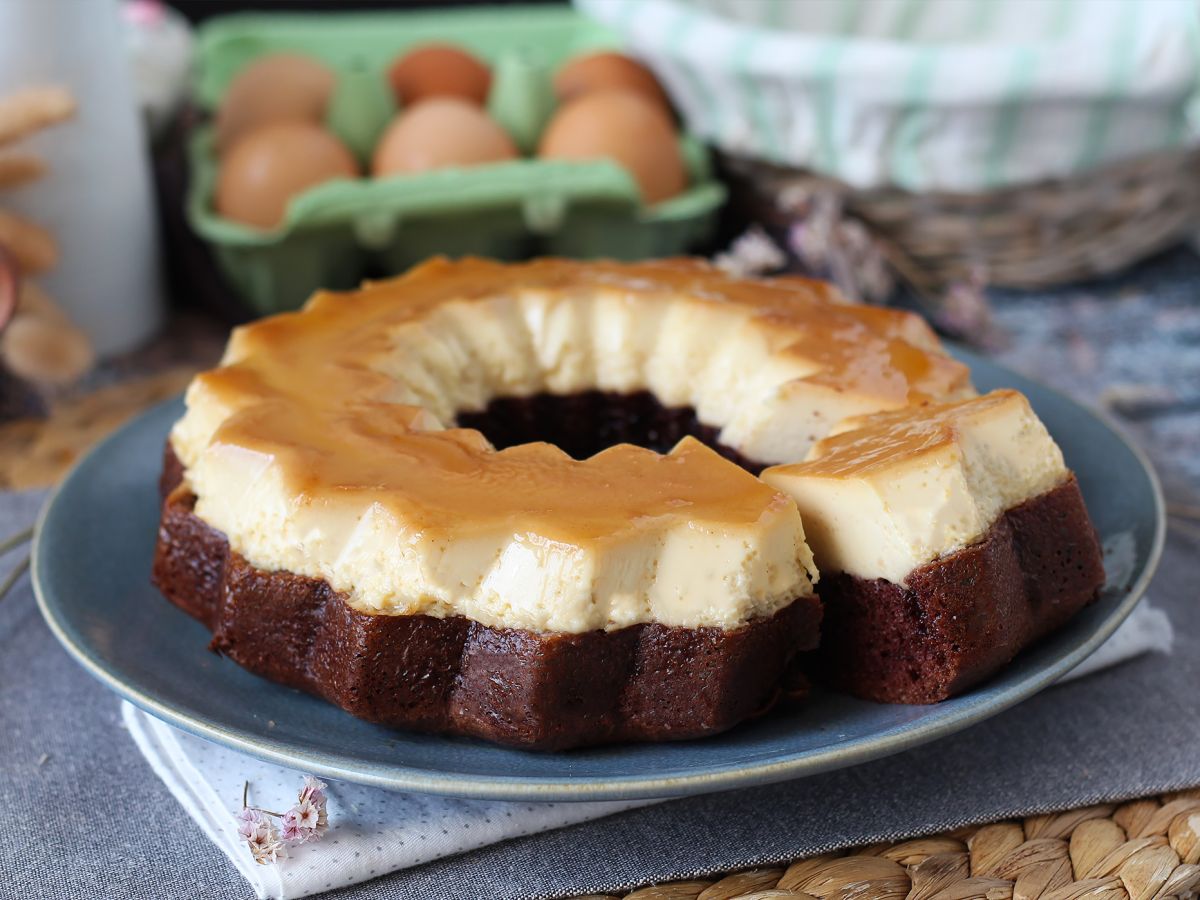 Choco flan, idealne połączenie wilgotnego ciasta czekoladowego i waniliowo-karmelowego flanu. - zdjęcie 7