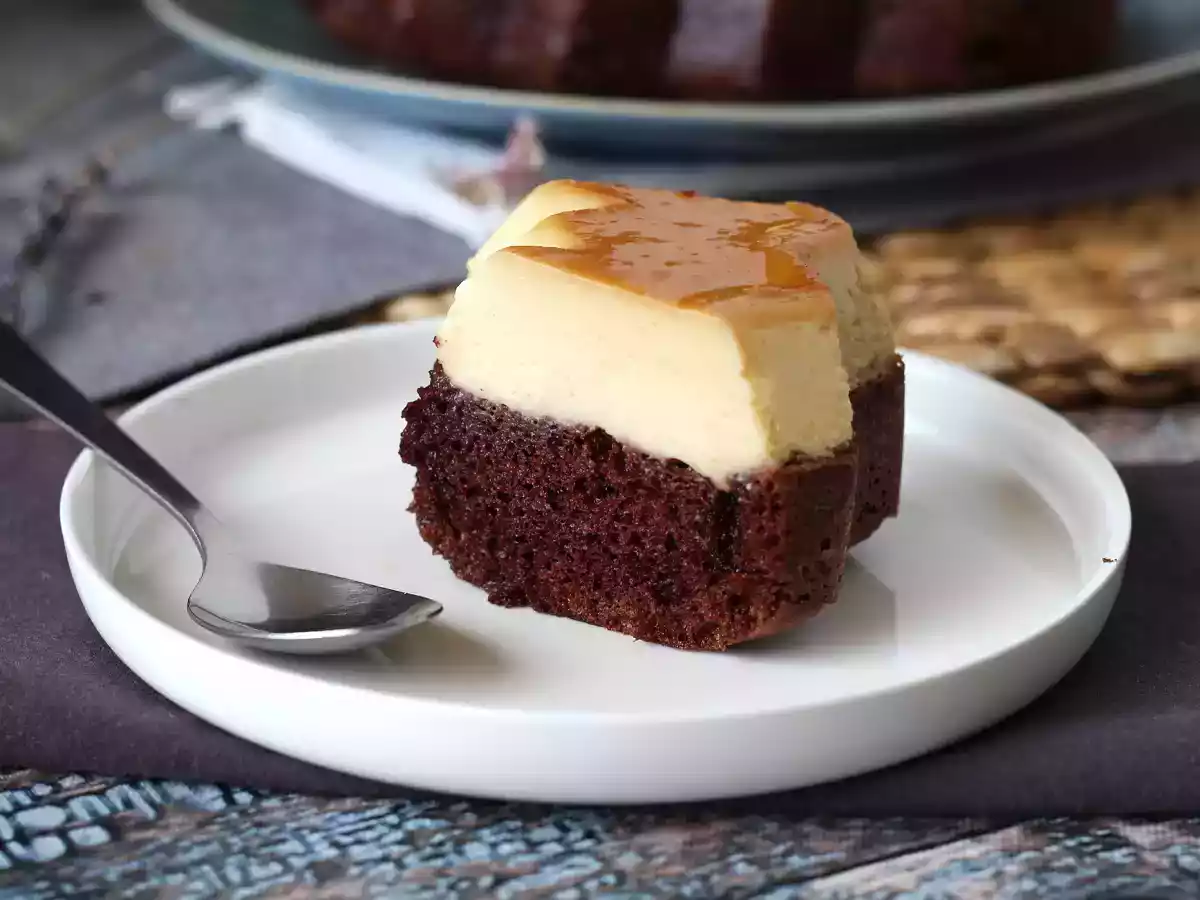 Choco flan, idealne połączenie wilgotnego ciasta czekoladowego i waniliowo-karmelowego flanu. - zdjęcie 8