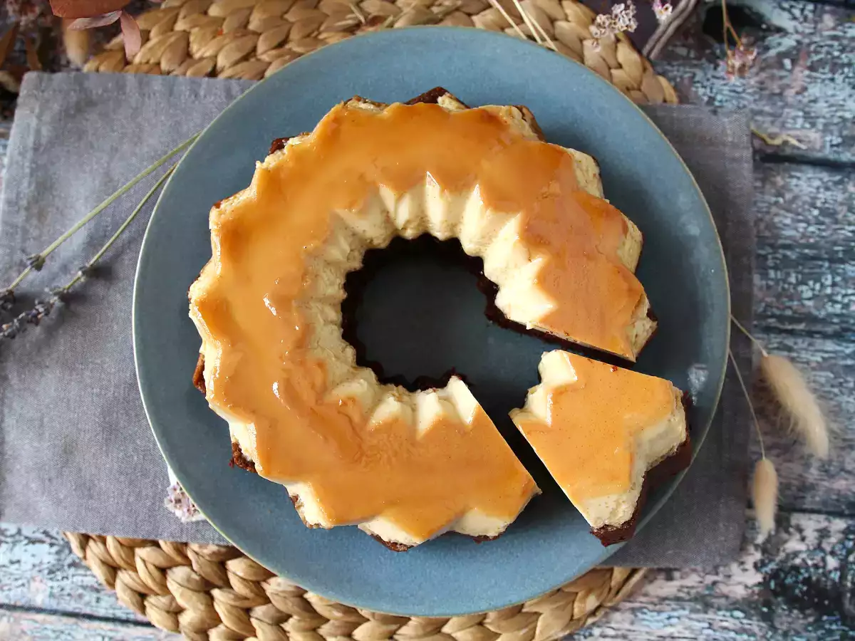 Chocoflan – idealne połączenie puszystego ciasta czekoladowego i waniliowego flanu z karmelem - zdjęcie 5