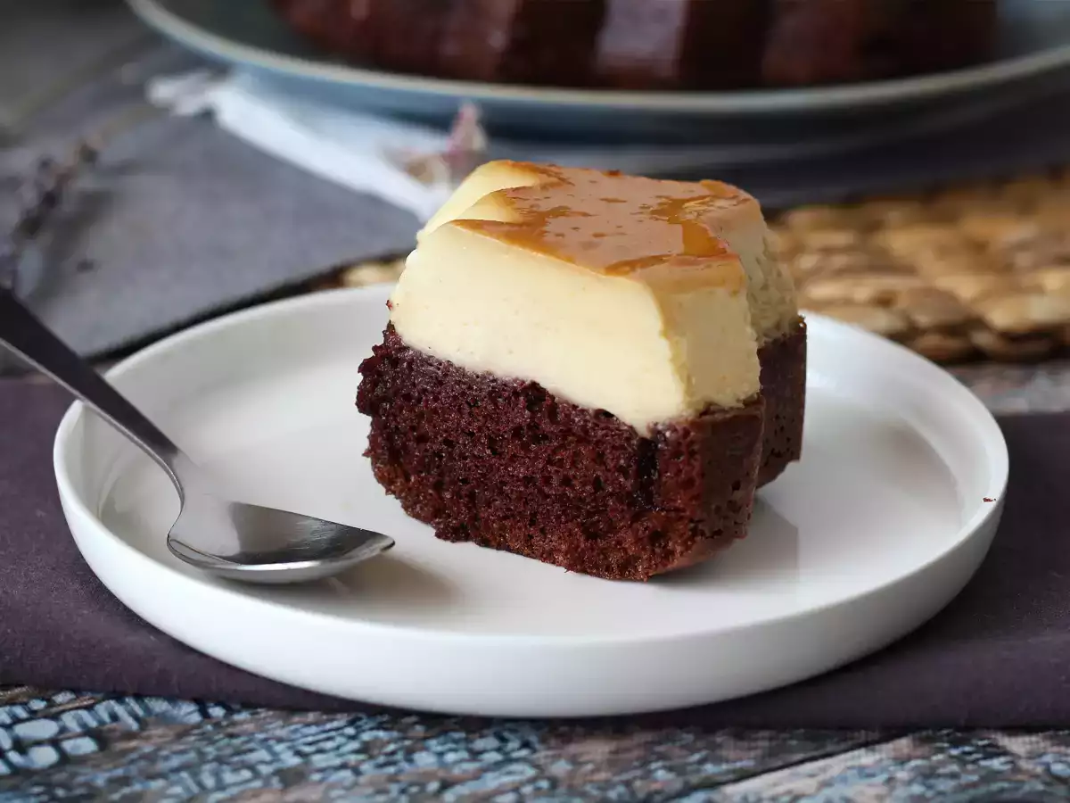 Chocoflan – idealne połączenie puszystego ciasta czekoladowego i waniliowego flanu z karmelem - zdjęcie 8