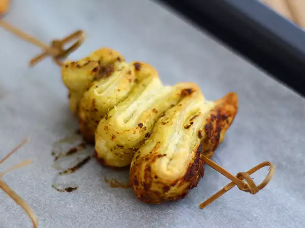 Przepis Choinki z ciasta francuskiego z pesto – świąteczna przekąska
