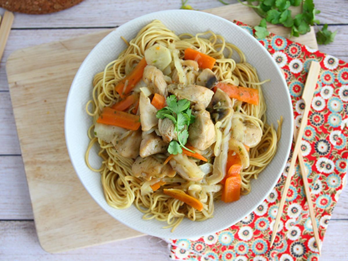 Chow mein (chao men), chiński makaron z kurczakiem i warzywami - zdjęcie 3