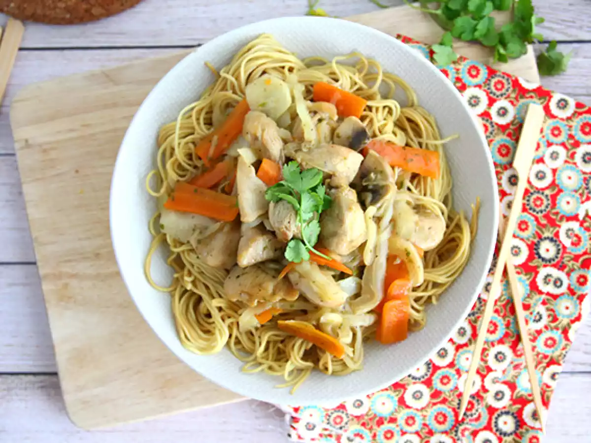 Chow mein (chao men), chiński makaron z kurczakiem i warzywami - zdjęcie 3