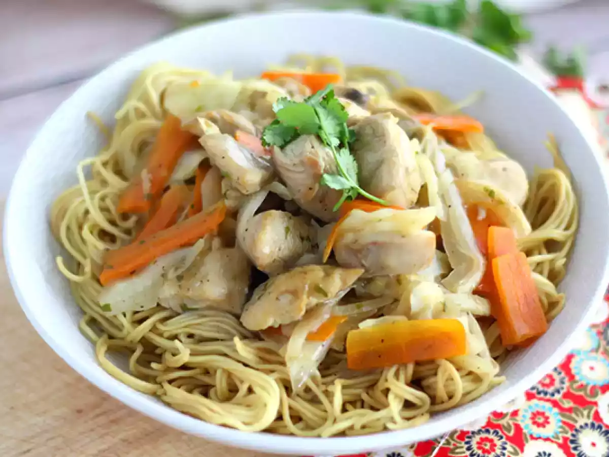 Chow mein (chao men), chiński makaron z kurczakiem i warzywami - zdjęcie 4