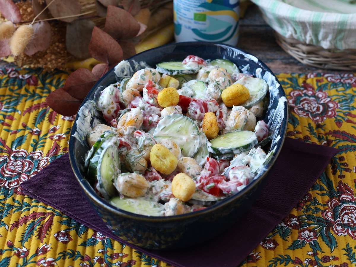 Chrupiąca sałatka z gnocchi, ultra modna, smaczna i zbilansowana, idealna na lato!