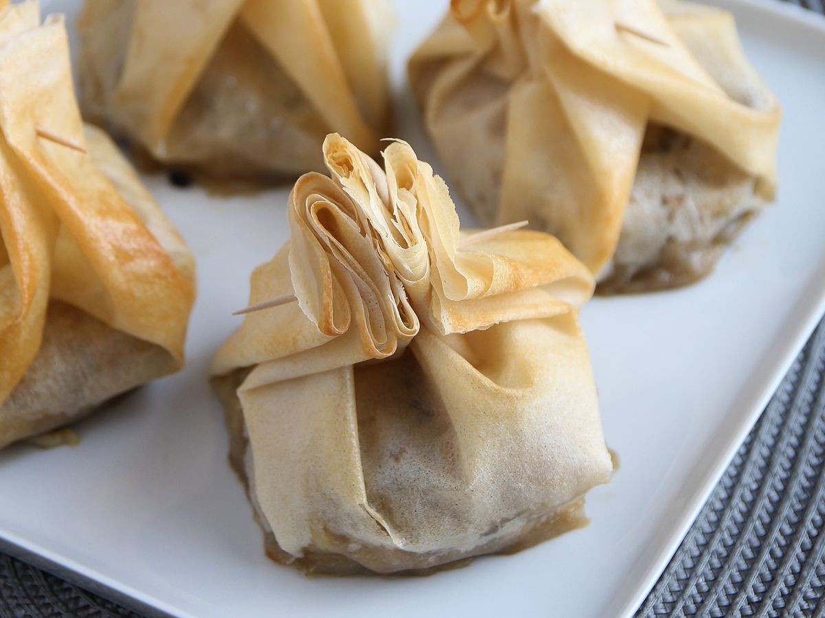 Chrupiące aumônières z pieczarkami, serem Brie i gruszkami