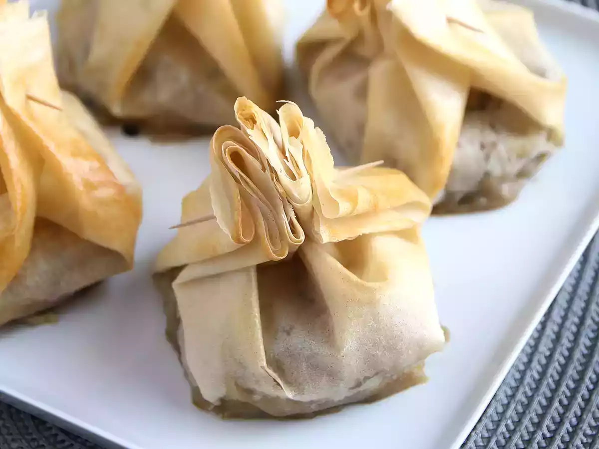 Chrupiące aumônières z pieczarkami, serem Brie i gruszkami