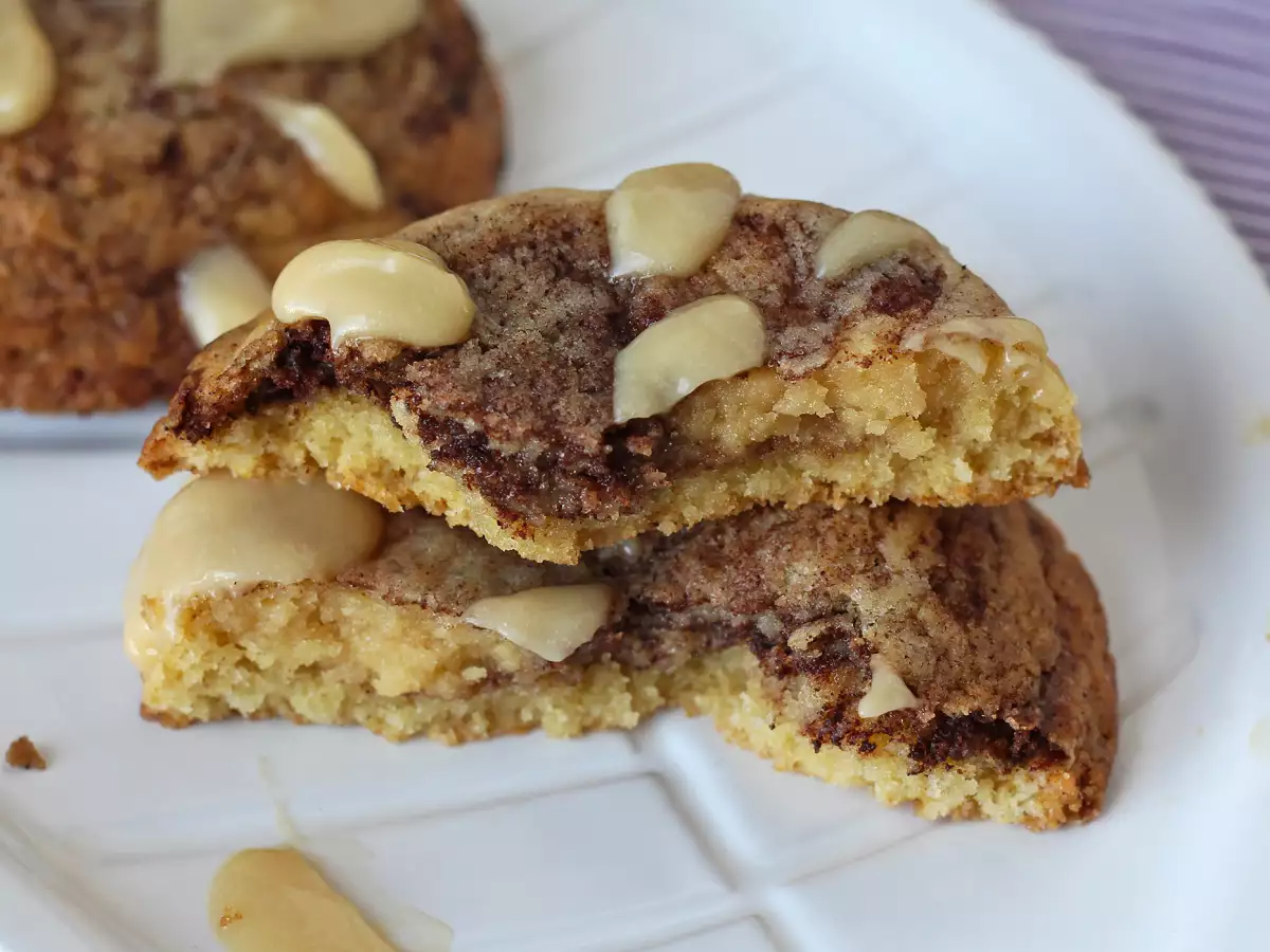 Ciasteczka cynamonowe, rozpływające się w ustach i chrupiące o dobrym smaku cynamonu.