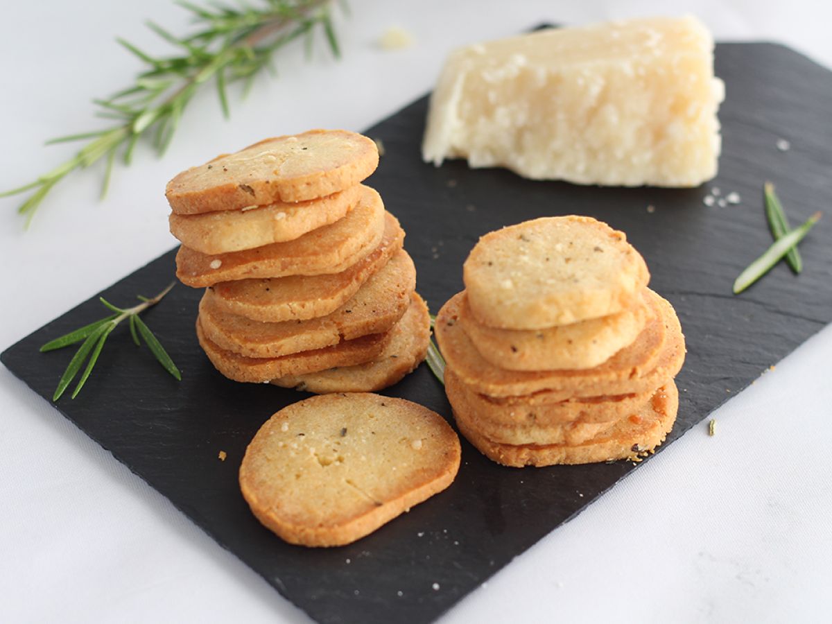 Ciastka z parmezanem i ziołami
