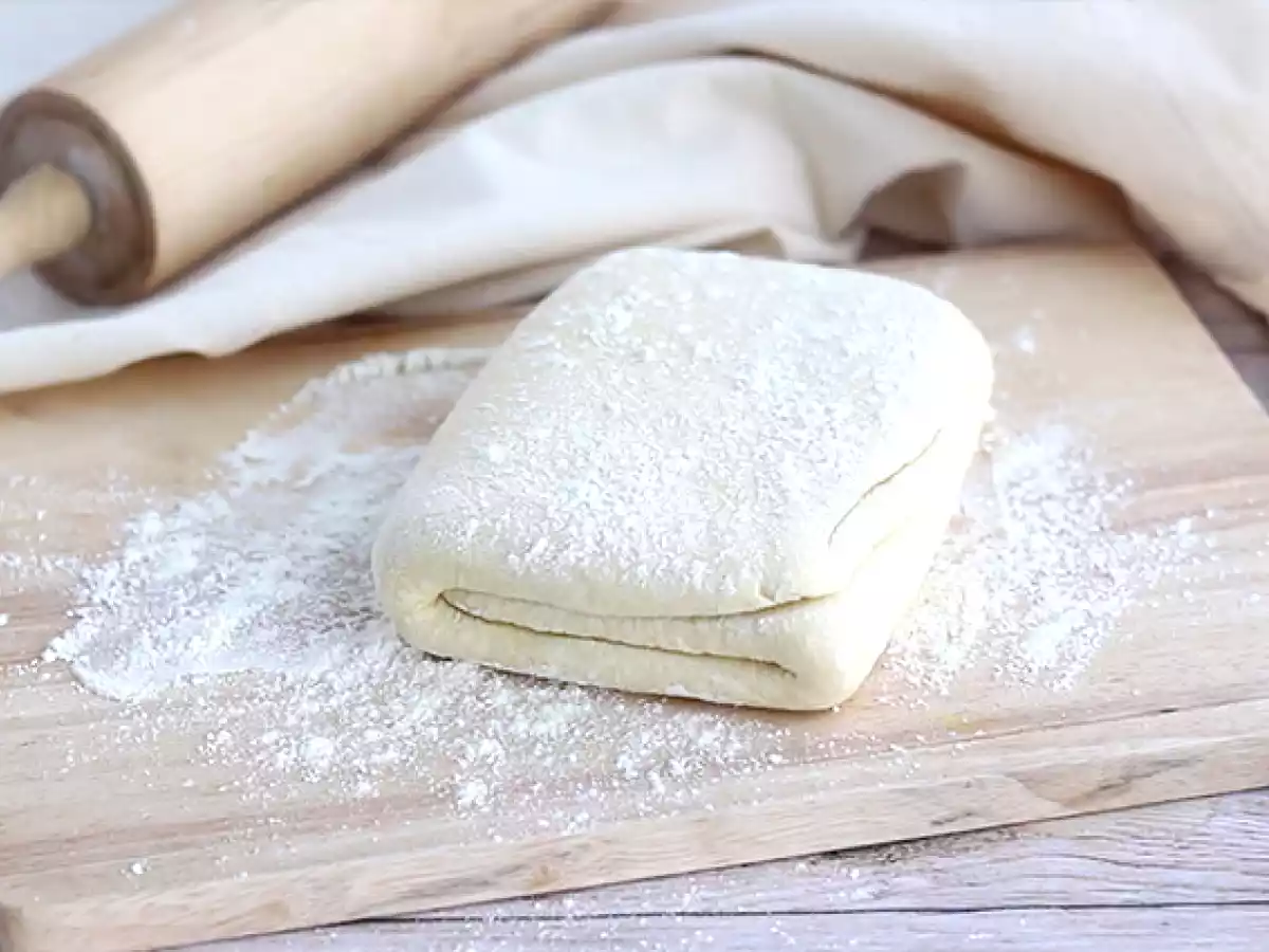 Ciasto francuskie krok po kroku - przepis na idealne ciasto - zdjęcie 2