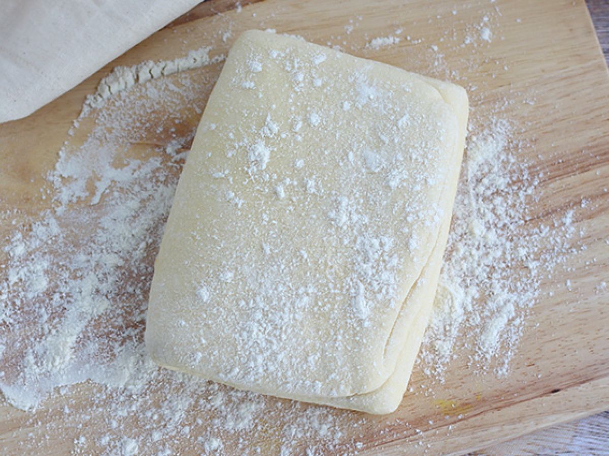 Ciasto francuskie krok po kroku - przepis na idealne ciasto - zdjęcie 4