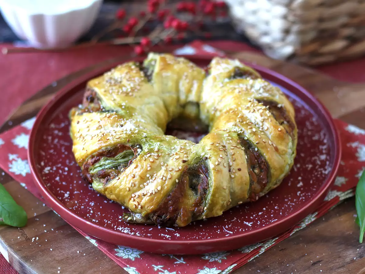 Ciasto francuskie z pesto, mozzarellą i suszonymi pomidorami - zdjęcie 3