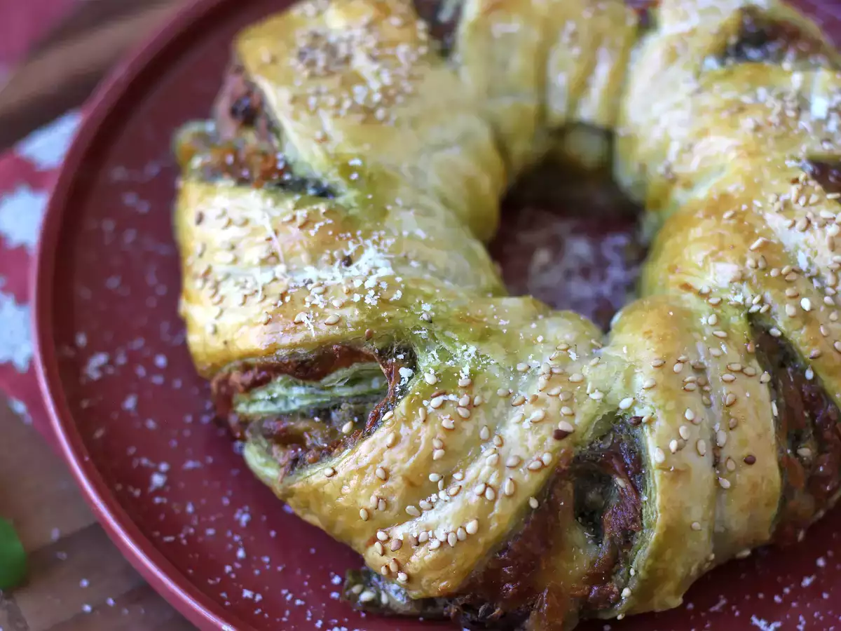 Ciasto francuskie z pesto, mozzarellą i suszonymi pomidorami - zdjęcie 5