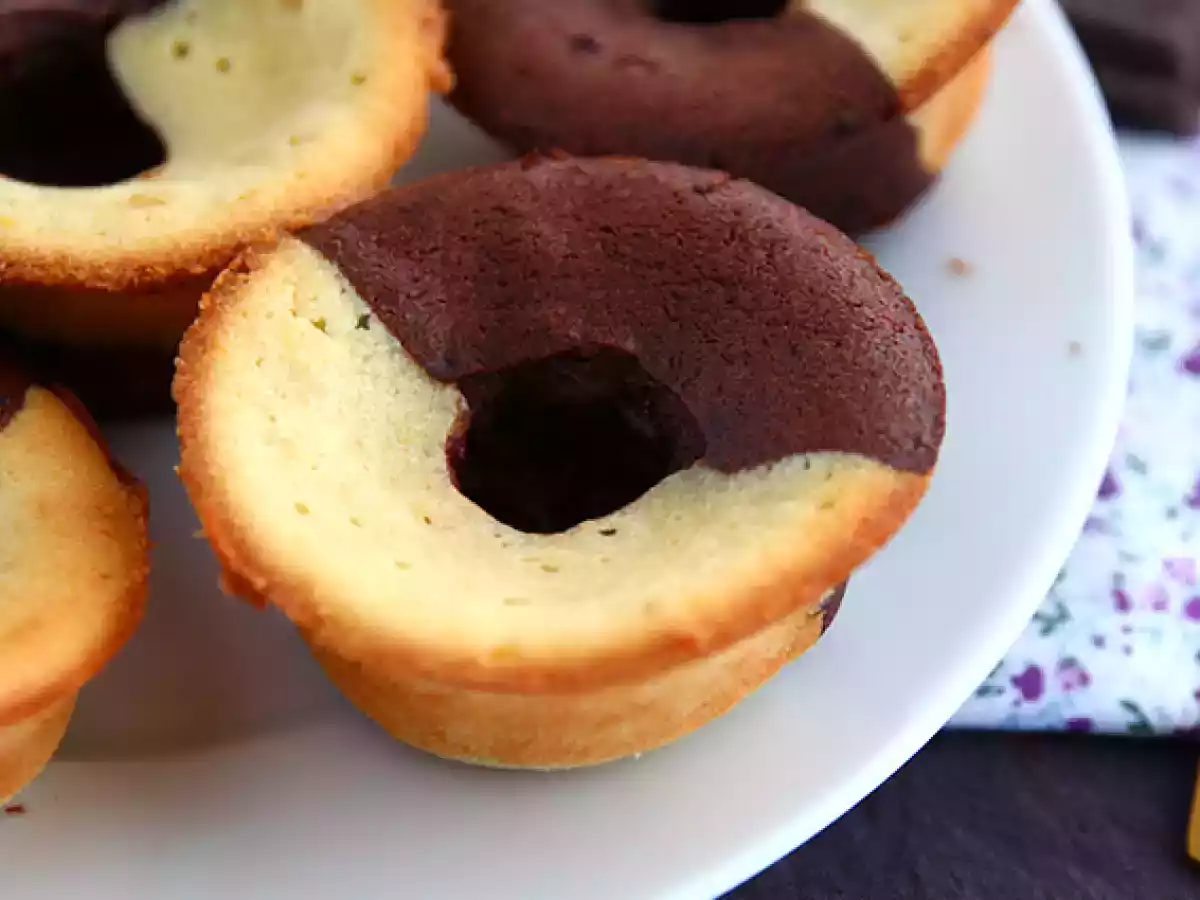 Ciasto o podwójnym smaku czekoladowo-waniliowym z czekoladowym środkiem - zdjęcie 2
