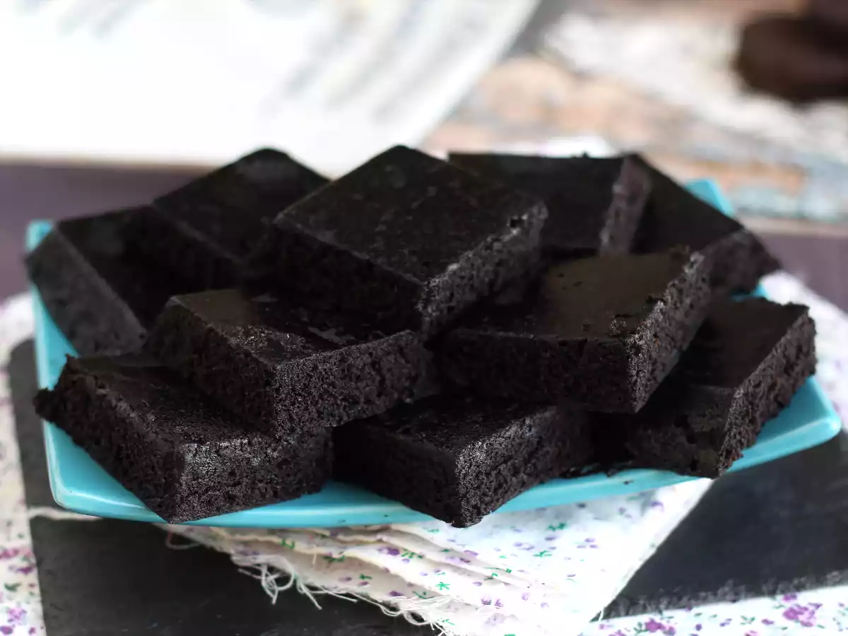 Ciasto Oreo z zaledwie 3 składników, gotowe w 6 minut w mikrofalówce!