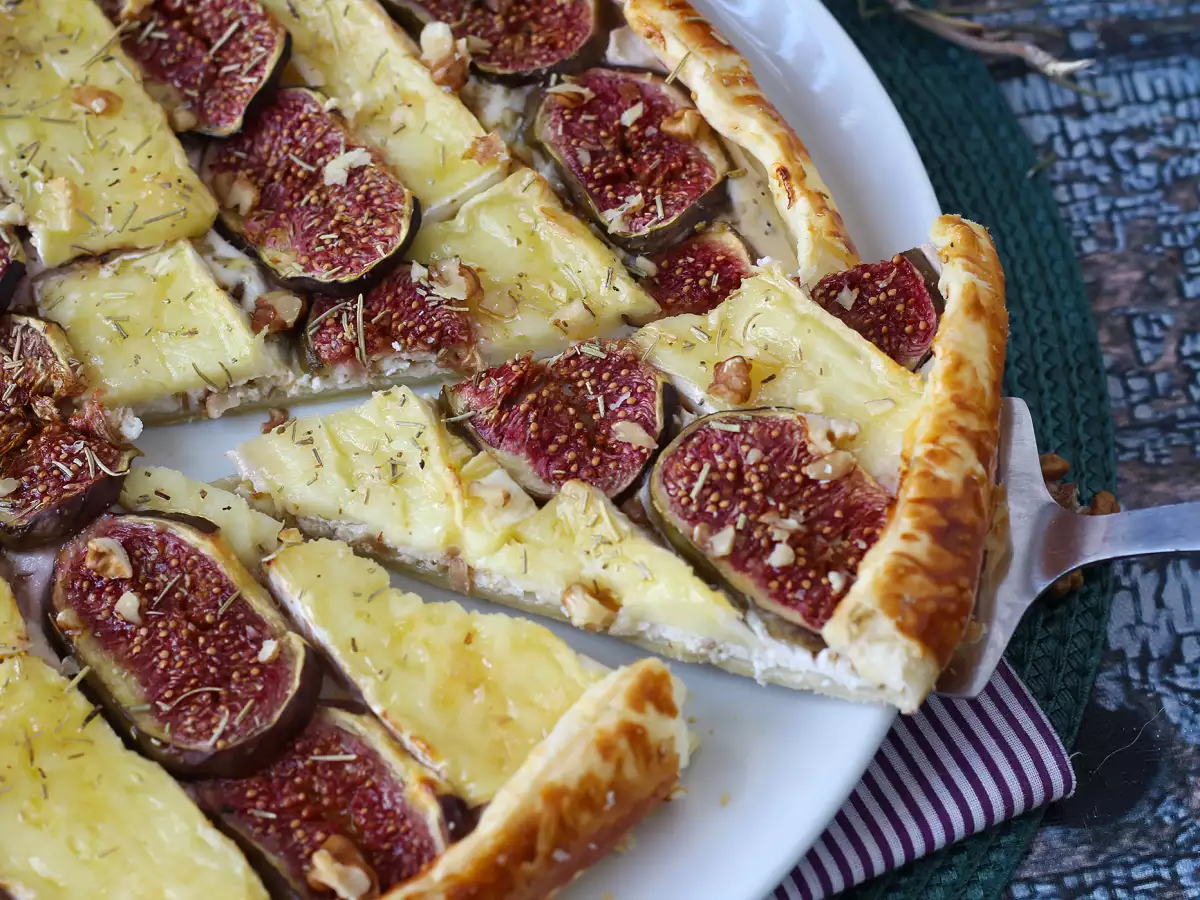 Cienka tarta z figami, serem brie i orzechami