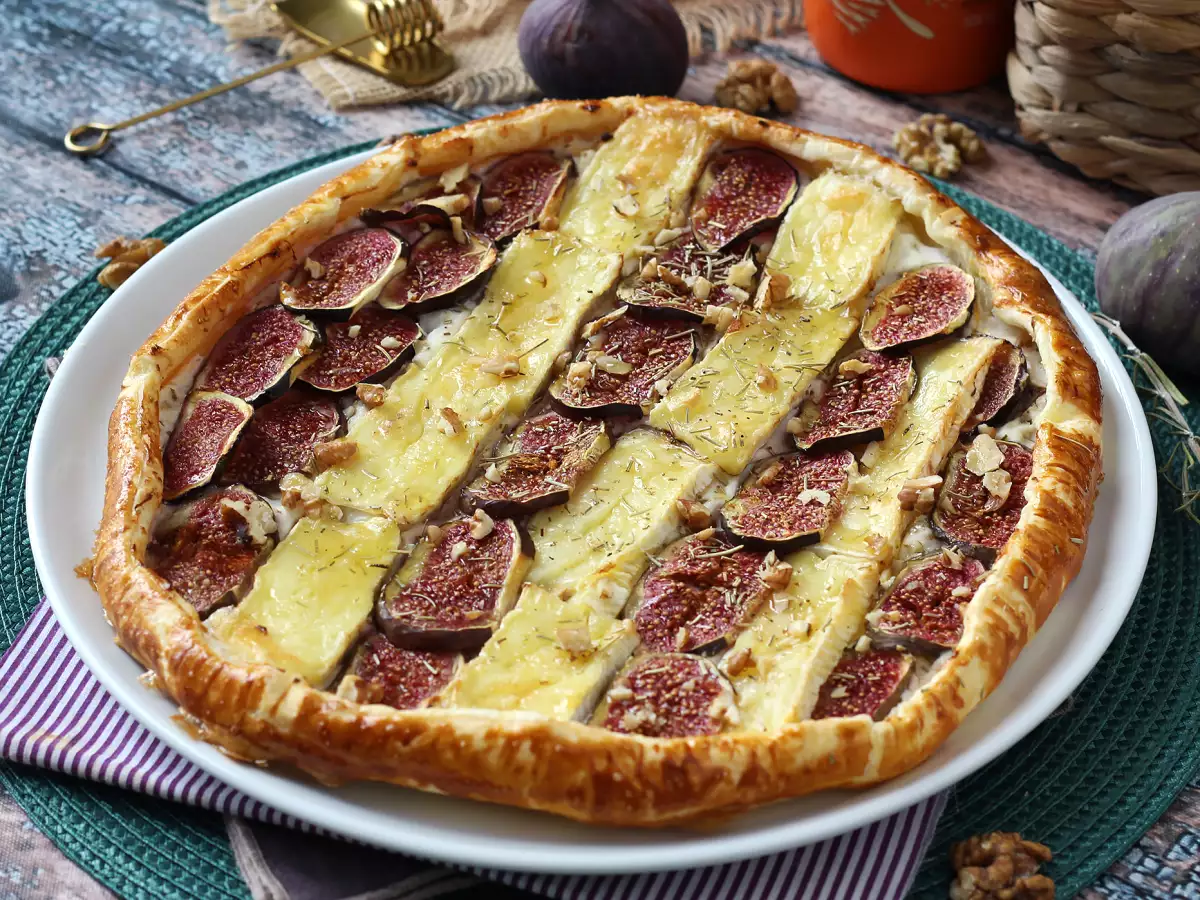 Cienka tarta z figami, serem brie i orzechami - zdjęcie 2