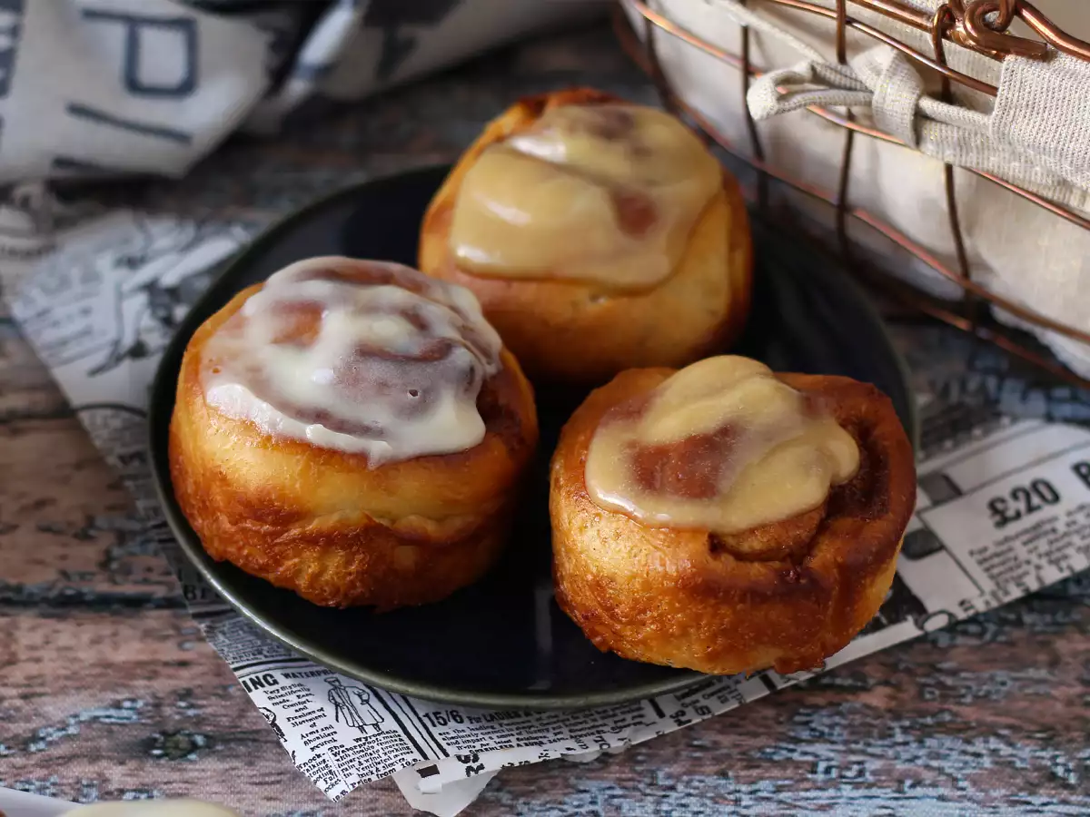 Cinnamon rolls – bułeczki cynamonowe z waniliową polewą - zdjęcie 2