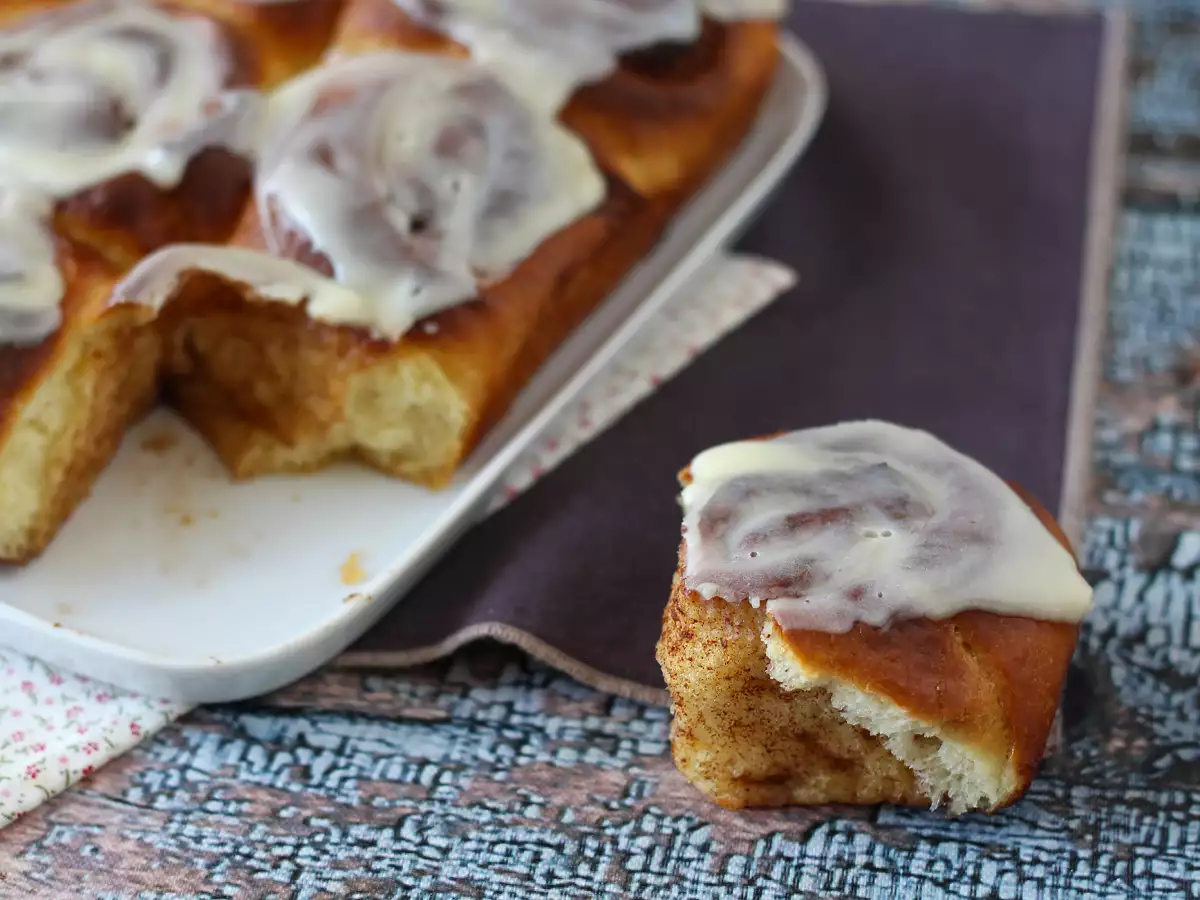 Cinnamon rolls – bułeczki cynamonowe z waniliową polewą - zdjęcie 4