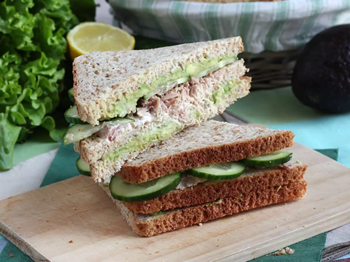 Club sandwich z tuńczykiem i awokado