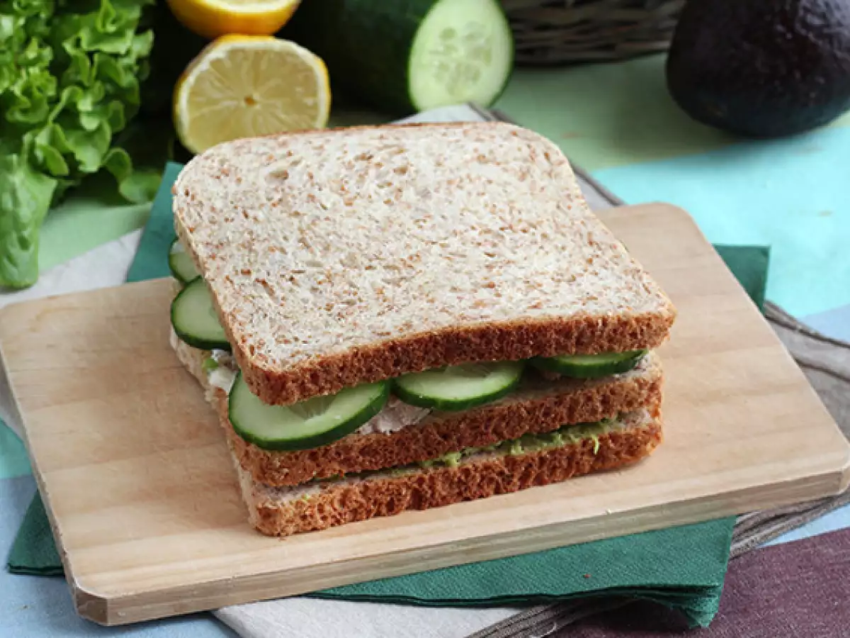 Club sandwich z tuńczykiem i awokado - zdjęcie 2