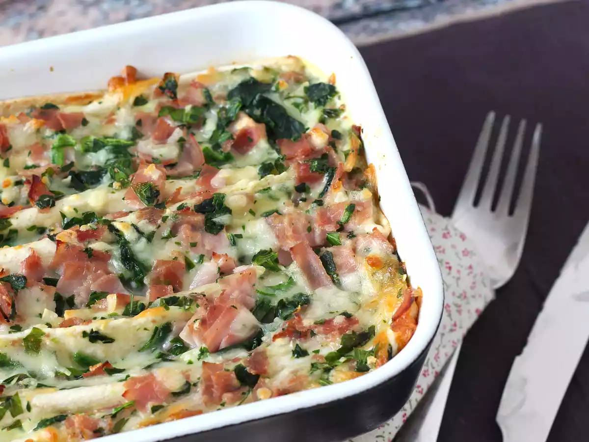 Co zrobić z tortillami? Zapiekanka z szynką, szpinakiem i mozzarellą w stylu ciasta marszczonego - zdjęcie 9