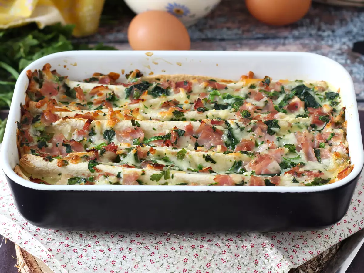 Co zrobić z tortillami? Zapiekanka z szynką, szpinakiem i mozzarellą w stylu crinkle cake - zdjęcie 7