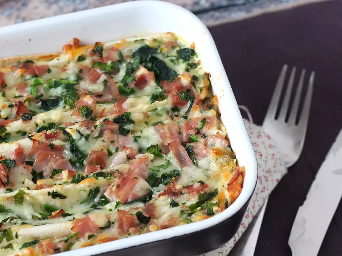 Co zrobić z tortillami? Zapiekanka z szynką, szpinakiem i mozzarellą w stylu crinkle cake - zdjęcie 9