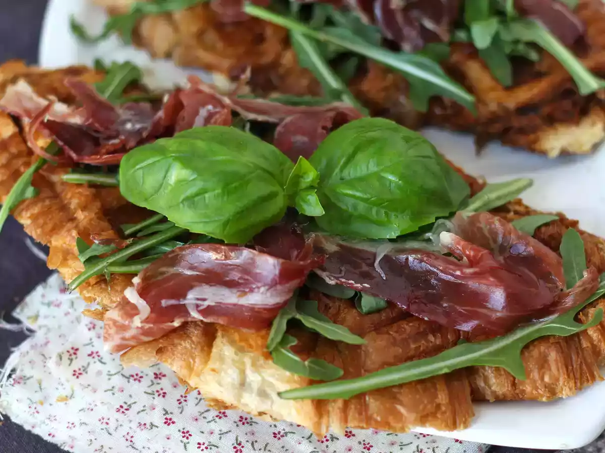 Croffle, rogalik waflowy z dżemem figowym, kozim serem i iberyjską szynką peklowaną