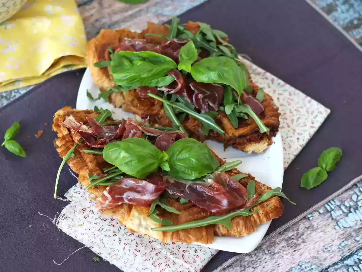 Croffle, rogalik waflowy z dżemem figowym, kozim serem i iberyjską szynką peklowaną - zdjęcie 3