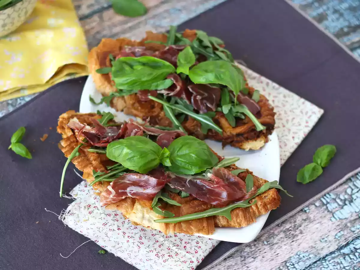 Croffle, rogalik waflowy z dżemem figowym, kozim serem i iberyjską szynką peklowaną - zdjęcie 4