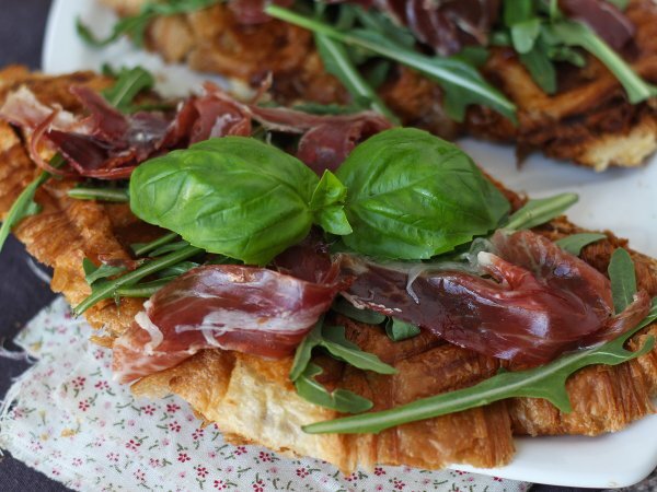 Croffle, rogalik waflowy z dżemem figowym, kozim serem i iberyjską szynką peklowaną