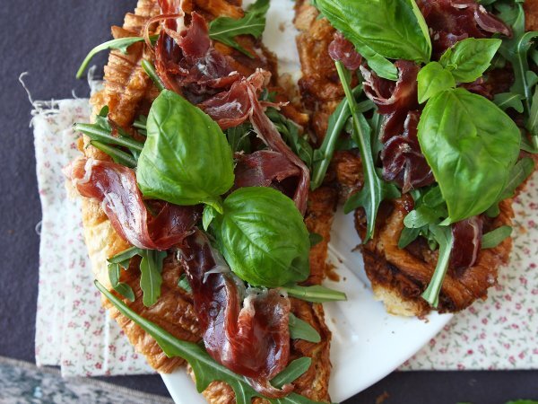 Croffle, rogalik waflowy z dżemem figowym, kozim serem i iberyjską szynką peklowaną - zdjęcie 2